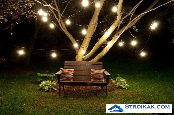 Круглые лампы и освещение скамейки в саду
