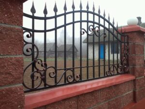 Кованые заборные секции в дизайне ландшафта: преимущества, разновидности и правила выбора