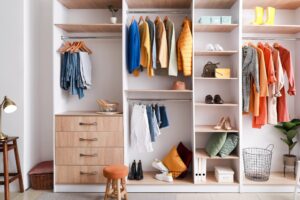 Как выбрать шкаф для одежды: размеры, материалы и стилистические решения